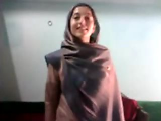 Rondborstig pakistaanse meid wordt verleid en gevingerd in pov